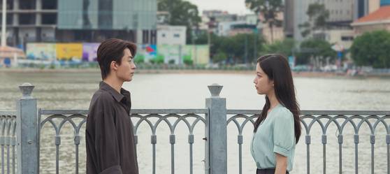 로맨스 영화로는 이례적으로 극장가에서 흥행 중인 영화 ‘만약에 우리’. [사진 쇼박스]