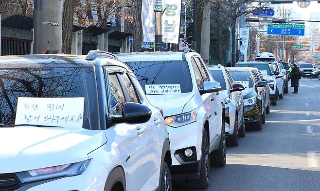 지난달 28일 인천 부평구 인천 쉐보레 직영 정비사업소 앞에서 쉐보레 차주들이 한국GM 직영 정비사업소 폐쇄 방침에 반발, '차량 입고 투쟁'을 벌이고 있다. 연합뉴스