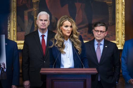 미국 중소기업청(SBA) 켈리 로플러 청장이 지난해 10월 미 하원 공화당 원내대표 마이크 존슨(공화당) 및 공화당 하원 지도부 의원들과 함께 미국 의회에서 정부 셧다운에 대해 발언하고 있다. EPA=연합뉴스