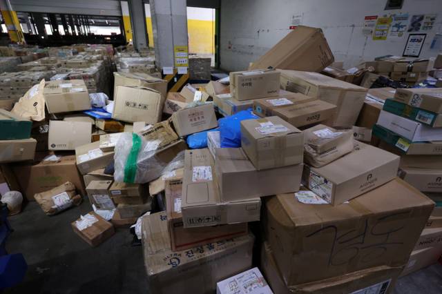 ▲ 서울 한 물류센터에 배송될 택배 물품이 쌓여 있다. 연합뉴스 자료사진