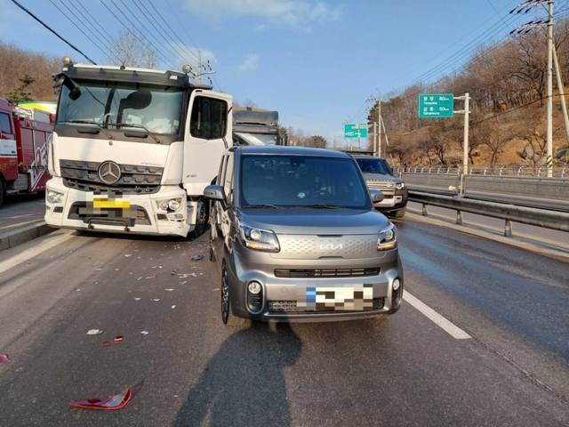 ▲ 5일 오전 8시 48분쯤 동해시 효가동 인근 도로에서 덤프트럭이 승용차를 추돌했다. 강원소방본부 제공