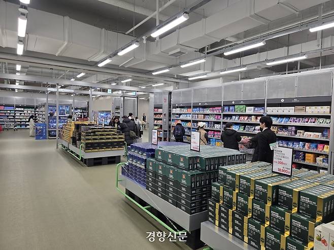 지난 3일 서울 금천구에 있는 ‘메가팩토리(창고형 약국)’에서 소비자들이 영양제를 구매하고 있다. 소비기한 임박 특가, 1+1 할인 행사 제품 등이 진열돼 있다. 김찬호 기자