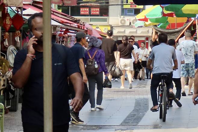 Foreign workers head to their night shifts in the multicultural food market district of Danwon District, Ansan, Gyeonggi, in this undated file photo. [JOONGANG ILBO]
