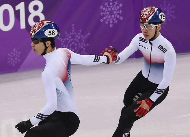 Short track speed skater Hwang Dae-heon. left, celebrates with Lim Hyo-jun after finishing the men's 500-meter race at Gangneung Ice Arena at the 2018 PyeongChang Olympics in Gangneung, Gangwon, on Feb. 22, 2018. [NEWS1]