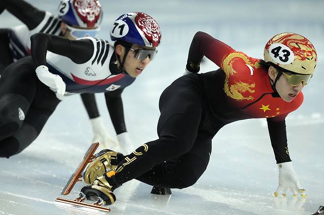 Short track speed skater Lin Xiaojun of China, right, competes during the men's 500-meter finals at the Asian Winter Games in Harbin, China on Feb. 8, 2025. [AP/YONHAP]