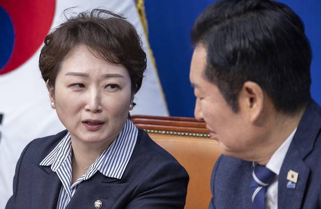 정청래 더불어민주당 대표(오른쪽)와 이언주 최고위원이 지난 4일 국회에서 열린 최고위원회의 도중 대화하고 있다. 연합뉴스