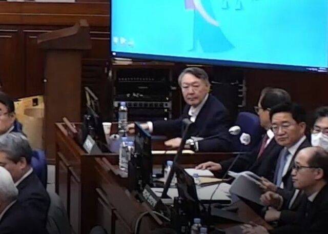 윤석열 전 대통령이 서울중앙지법에서 열린 내란 우두머리 혐의 1심 결심 공판에 출석해 자리에 앉아 있다. 서울중앙지법 제공 영상 캡쳐