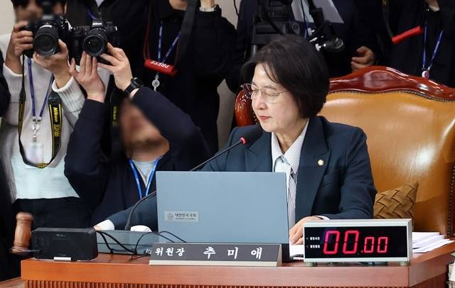 기사의 이해를 돕기 위한 자료 이미지로 직접적 연관은 없습니다. 사진은 추미애 위원장이 지난 달 7일 국회에서 열린 법제사법위원회 전체회의에서 의사봉을 두드리고 있다. 연합뉴스