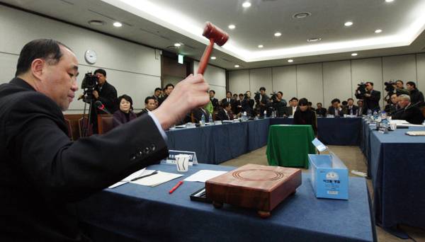 ▲ 2010년 2월17일 장동화 통합준비위원회 위원장이 경남 창원시 창원컨벤션센터에서 열린 통합준비위원회 제8차회의에서 통합시 명칭과 청사소재지 최종결정안을 의결하고 있다. 그리고 3월2일 오후 국회에서 열린 본회의에서 경남 창원·마산·진해시의 통합 설치 법안이 통과됐다. ⓒ연합뉴스