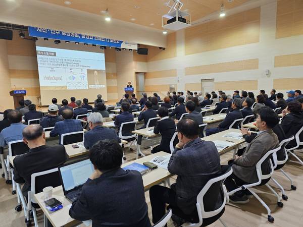 ▲ 2024년 11월14일 진주시민통합추진위원회(공동위원장 허성두)가 상평산단혁신지원센터에서 '사천·진주 행정통합, 방향과 과제는?' 주제로 토론회를 가졌다. 사진=진주상공회의소