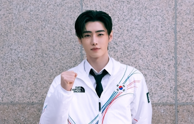 밀라노 올림픽 한국 대표팀의 홍보대사로 피겨 스케이팅 선수 출신이자 아이돌 그룹 엔하이픈의 멤버인 성훈도 함께해 현지 K팝 팬들이 입국장에 대거 몰렸다. [연합뉴스]