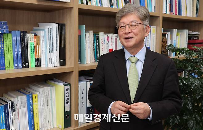 강성진 신임 한국경제학회장이 최근 매일경제와 만나 인터뷰하고 있다. [이승환 기자]