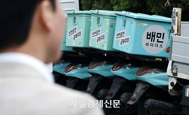 배달앱을 운영하는 식당·카페 등의 63%는 배달앱에 대해 ‘만족한다’고 답했으나, 수수료 부분에서의 만족도는 28%로 크게 낮다는 조사결과가 나왔다. 사진은 배달업체 오토바이가 줄지어 주차된 모습. <김호영 기자>