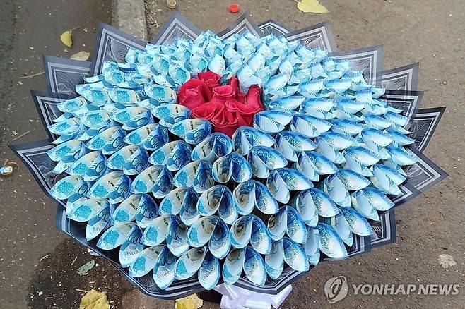 케냐 나이로비에서 판매되는 ‘돈 꽃다발’[사진출처 =- AP연합뉴스]