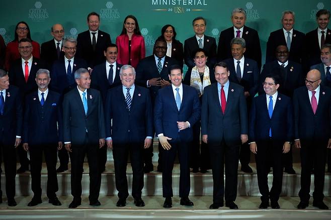 마코 루비오 미국 국무장관(가운데)이 4일(현지시간) 워싱턴 DC에 있는 국무부 해리 S. 트루먼 빌딩의 딘 애치슨 강당에서 열린 제1회 핵심 광물 장관급 회의에 초청된 55개국 정부 관계자들과 함께 ‘단체 사진(패밀리 포토)’을 촬영하고 있다. [AFP = 연합뉴스]