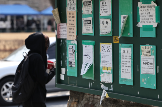서울의 한 대학교 앞에 월세 관련 전단지가 부착돼 있다. (사진=연합뉴스)