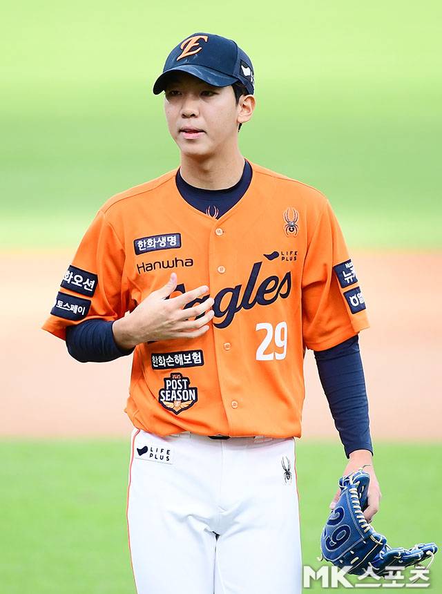 2025년 10월 19일 오후 대전 한화생명볼파크에서 ‘2025 신한 SOL Bank KBO 포스트시즌’ 삼성 라이온즈와 한화 이글스의 플레이오프(5전 3선승제) 2차전이 열렸다. 6회초 2사 1루에서 한화 황준서가 삼성 김영웅을 삼진처리한 후 마운드를 내려오고 있다. 사진=김영구 기자