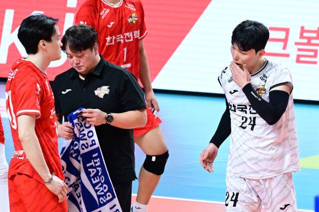 알리의 스파이크에 얼굴을 강타당한 한국전력 장지원. / 한국배구연맹(KOVO)