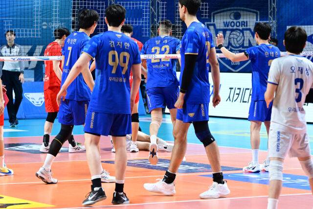 알리가 자신의 볼에 맞은 장지원에게 사과하기 위해 황급히 코트를 넘어가고 있다. / 한국배구연맹(KOVO)