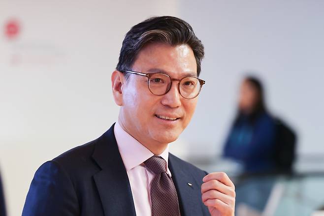 4일 이탈리아 밀라노에서 열린 제145차 IOC 총회에서 국제빙상경기연맹(ISU) 회장인 김재열 신임 IOC 집행위원이 휴식시간에 이동하고 있다. [연합]