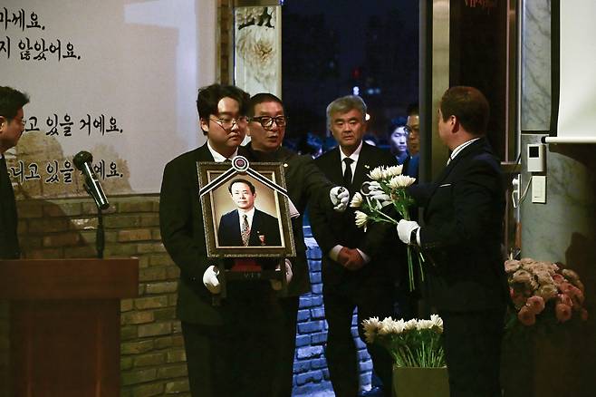 5일 오전 광주광역시 서구 VIP장례타운에서 故정창선 헤럴드·중흥건설그룹 회장의 발인이 거행됐다. 추모객들은 두 손을 모은 채 고인의 마지막 가는 길을 지켜봤다. [광주=박해묵 기자]
