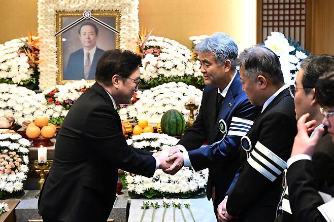 우원식(왼쪽) 국회의장이 4일 故정창선 헤럴드·중흥건설그룹 회장의 빈소를 찾아 아들인 정원주 중흥그룹 부회장 겸 헤럴드·대우건설 회장을 위로하고 있다. 박해묵 기자