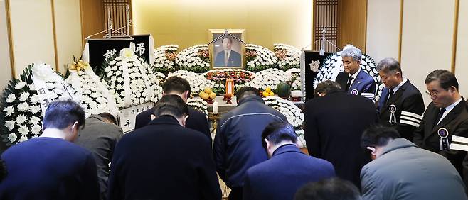 3일  故 정창선 헤럴드·중흥건설그룹 회장의 빈소가 마련된 VIP장례타운에서 조문객들이 묵념하고 있다. [남도일보 제공]
