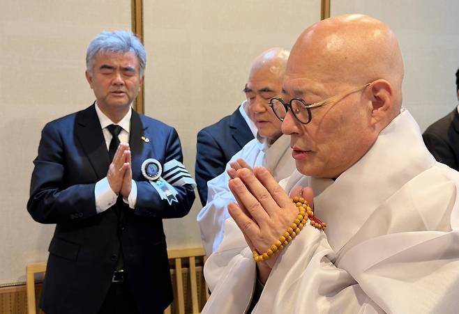 조계종 총무원장 진우스님이 4일 오전  故정창선 헤럴드·중흥건설그룹 회장의 빈소를 조문하고 있다.  박상현 기자