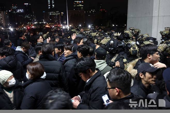 [서울=뉴시스] 조성봉 기자 = 지난해 12월 4일 서울 여의도 국회 본청으로 군 병력이 진입을 시도하고 있다. 2024.12.04. suncho21@newsis.com