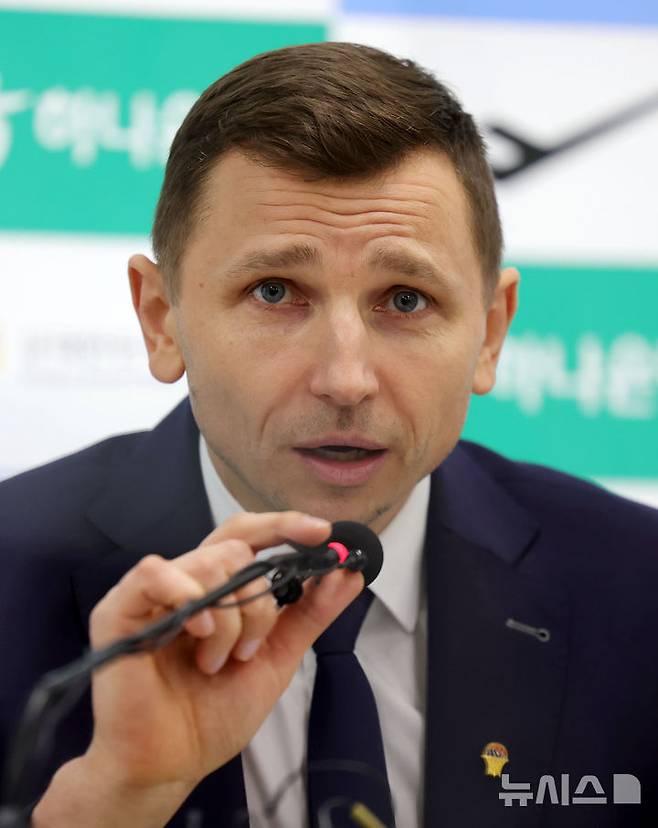 [서울=뉴시스] 홍효식 기자 = 니콜라이스 마줄스 남자 농구 국가대표팀 감독이 4일 오후 서울 송파구 올림픽회관 신관에서 남자 농구 국가대표 소집 명단을 발표하고 있다. 2026.02.04. yesphoto@newsis.com