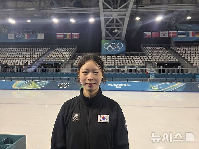 [밀라노=뉴시스] 김희준 기자 = 한국 스피드스케이팅 장거리 유망주 임리원이 4일(현지 시간) 이탈리아 밀라노 스피드스케이팅 스타디움에서 훈련을 마친 뒤 인터뷰를 하고 있다. 2026.02.04jinxijun@newsis.com