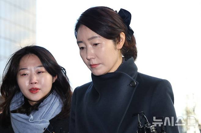 [서울=뉴시스] 최진석 기자 = 공천헌금 1억원을 수수한 혐의를 받는 강선우 무소속 의원이 2차 경찰 조사를 받기 위해 3일 오전 서울 마포구 서울경찰청 광역수사단 공공범죄수사대로 출석하고 있다. 2026.02.03. myjs@newsis.com