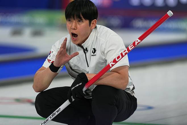 [코르티나담페초=AP/뉴시스] 한국 컬링 믹스더블 대표팀의 정영석이 4일(현지 시간) 이탈리아 코르티나담페초의 코르티나 컬링 스타디움에서 열린 2026 밀라노·코르티나담페초 동계올림픽 컬링 믹스더블 라운드로빈 1차전 스웨덴과 경기하고 있다. 김선영과 정영석이 출전한 한국은 이사벨라 브라노-라스무스 브라노 남매에게 3-10으로 패했다. 이번 올림픽 믹스더블에는 10개 팀이 출전해 상위 4개 팀만 준결승에 진출한다. 2026.02.05.