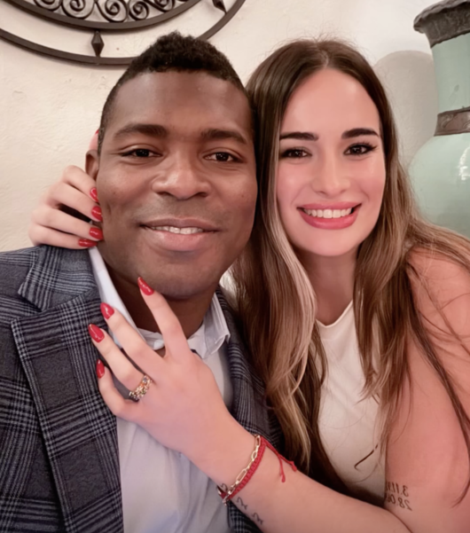 사법 방해 및 허위 진술 혐의로 재판 중인 야시엘 푸이그가 법정 출두 첫 날 아내와 기념 사진을 찍었다. /야시엘 푸이그 SNS