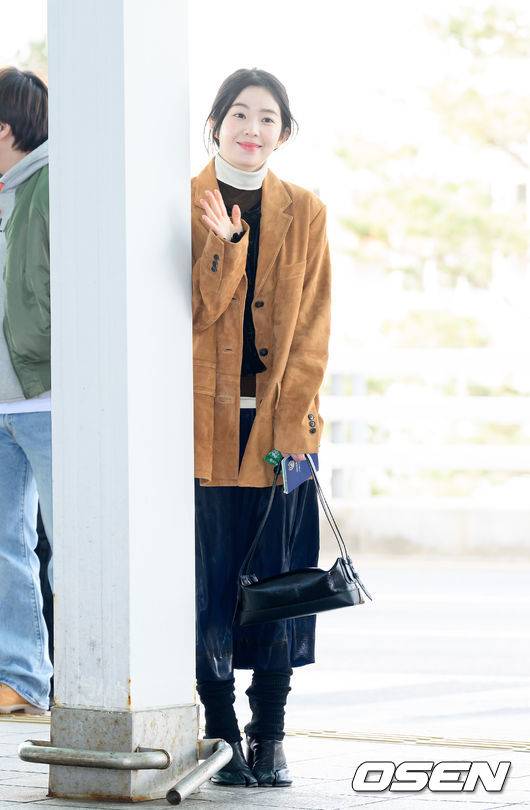 플래시 세례 부담돼...수줍게 기둥 뒤에서 인사하는 아이린