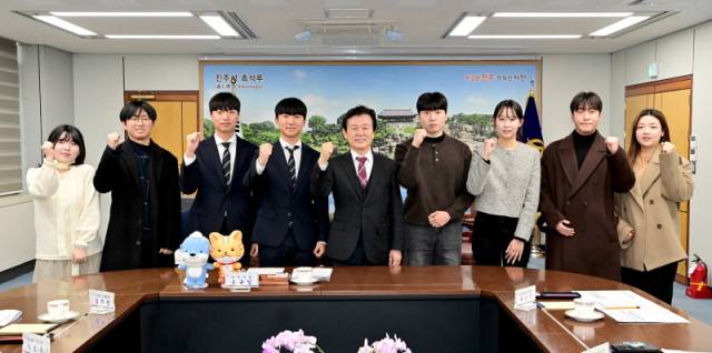 ▲조규일 진주시장이 지역내 4개 대학 총학생회와 간담회를 가지고 기념촬영하고 있다. ⓒ진주시