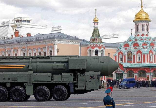 ▲2025년 5월9일 러시아 모스크바 붉은 광장에서 열린 2차 세계대전 승전기념일 행사에서 야르스 대륙간탄도미사일(ICBM) 시스템 부대가 행진하고 있다. ⓒ로이터=연합뉴스