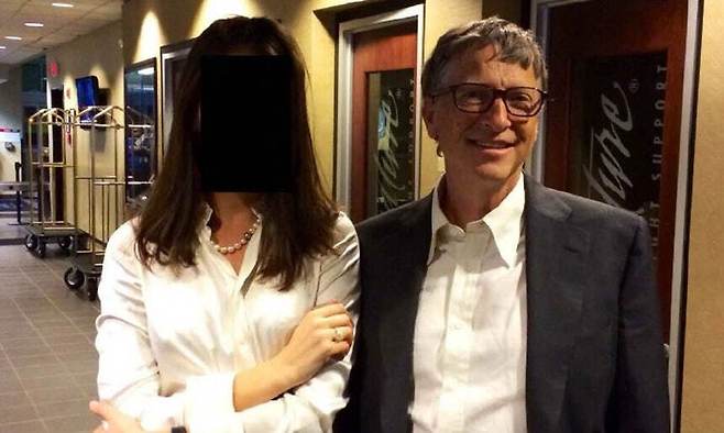 미 하원 민주당이 공개한 제프리 엡스타인 관련 사진에 등장하는 마이크로소프트 창업자 빌 게이츠(오른쪽). 민주당 제공, AFP연합뉴스