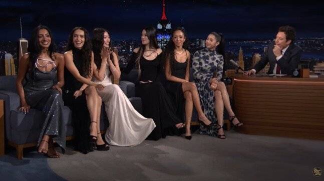 그룹 (KATSEYE)가 5일(현지시간) 미국 NBC '더 투나잇 쇼 스타링 지미 팰런'(The tonight show starring Jimmy fallon)에 게스트로 출연해 지미 팰런과 대화하고 있다. NBC