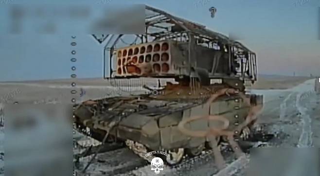 1인칭 시점(FPV) 드론에 파괴된 TOS-1A 열압력 로켓 발사대. 영상 캡처