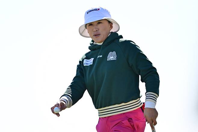 양희영이 지난 2일 미국 플로리다주 올랜도에서 열린 LPGA 투어 힐튼 그랜드 베케이션스 토너먼트 오브 챔피언스 3라운드 잔여 경기 도중 18번 홀에서 미소를 짓고 있다. 게티이미지코리아