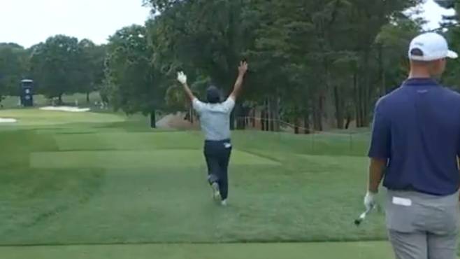 김시우가 지난해 5월 열린 PGA 챔피언십 2라운드에 252야드 짜리 파3 홀에서 메이저 대회 역사상 최장거리 홀인원을 기록한 뒤 환호하며 달려나가고 있다. 방송 영상 캡처