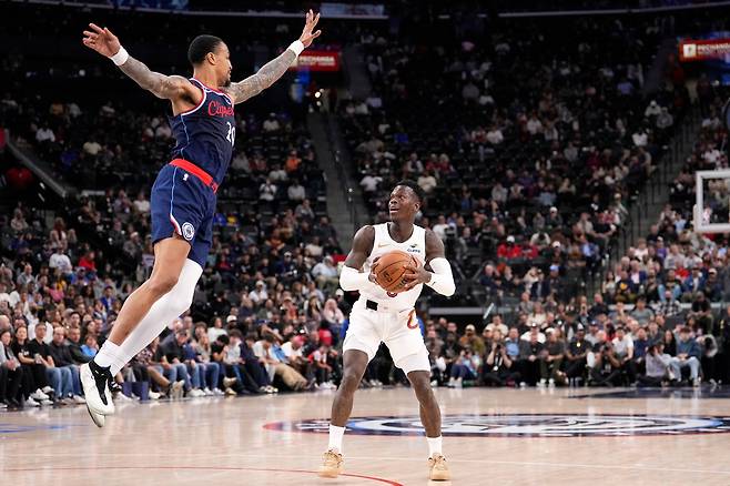 클리블랜드 데니스 슈뢰더가 5일 LA 클리퍼스전에서 존 콜린스의 수비를 피해 슛을 던지려 하고 있다. AP연합뉴스