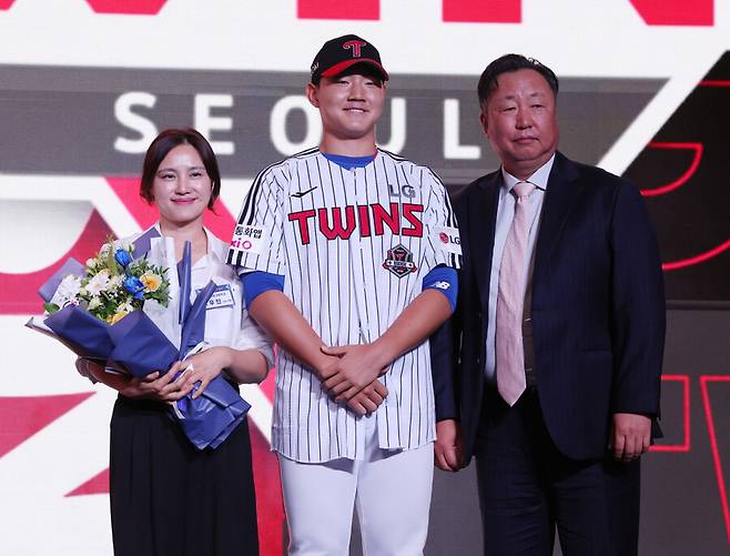 ▲ 양우진(가운데)과 차명석 단장(오른쪽) ⓒ연합뉴스