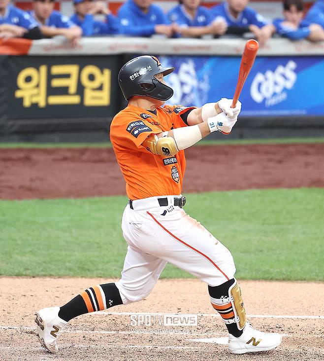 ▲ 손아섭은 계약 후 "다시 저를 선택해주셔서 구단에 감사드린다"며 "캠프에 조금 늦게 합류하지만 몸은 잘 만들어 뒀다. 2026시즌에도 한화이글스가 다시 높이 날아오를 수 있도록 제 자리에서 최선을 다하겠다"고 말했다 ⓒ곽혜미 기자