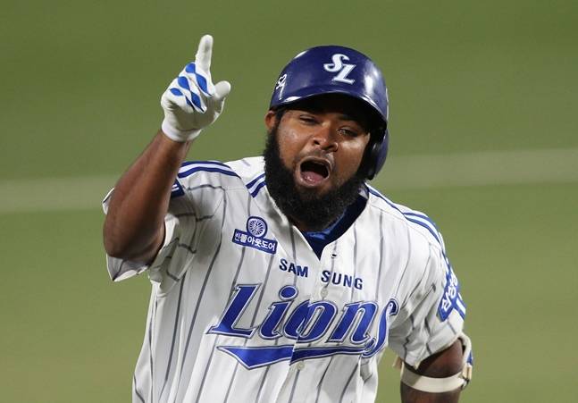2015시즌 홈런을 때려낸 뒤 포효하는 나바로. /사진=삼성 라이온즈