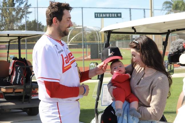 베니지아노(왼쪽)가 훈련장을 찾은 가족들을 바라보며 미소를 짓고 있다. /사진=SSG 랜더스 제공