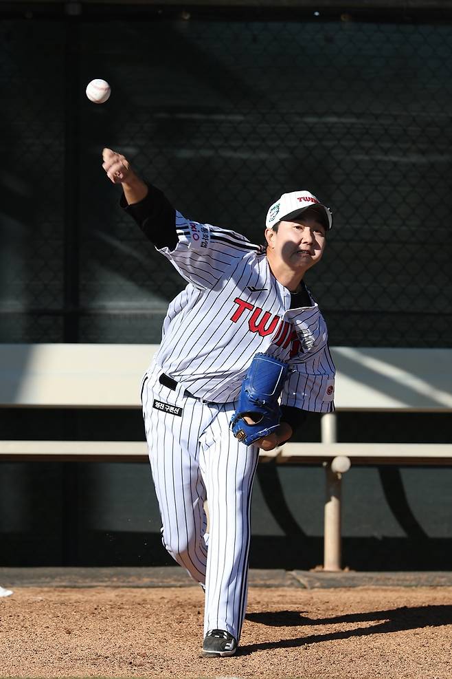 LG 트윈스 마무리 투수 유영찬이 미국 애리조나에서 진행 중인 소속팀 1차 스프링캠프에서 두 차례 불펜피칭을 실시, 코칭스태프로부터 합격점을 받았다. 사진 LG 트윈스 제공