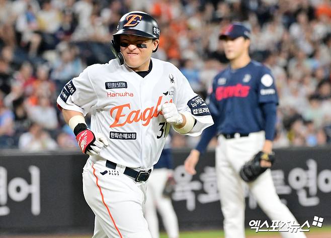 KBO리그 최다안타 주인공 손아섭이 현역 생활을 연장한다. 손아섭의 원소속팀인 한화 이글스는 손아섭과 1년 계약을 체결했다고 5일 발표했다. 손아섭의 거취를 두고 다양한 관측이 오갔다. 한화와 사인 앤드 트레이드 형식을 취해 다른 팀으로 이적할 것이라는 관측도 나왔으나 결론은 한화와 단년 더 뛰는 것이다. 손아섭은 한화 1군이 훈련 중인 호주 멜버른이 아닌 퓨처스팀이 땀 흘리고 있는 일본 고치로 향한다. 엑스포츠뉴스DB