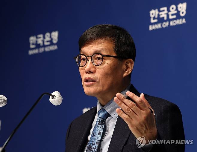 기자간담회 하는 이창용 한국은행 총재 (서울=연합뉴스) 이진욱 기자 = 이창용 한국은행 총재가 15일 서울 중구 한국은행에서 기자간담회를 하고 있다. 2026.1.15 [공동취재] cityboy@yna.co.kr